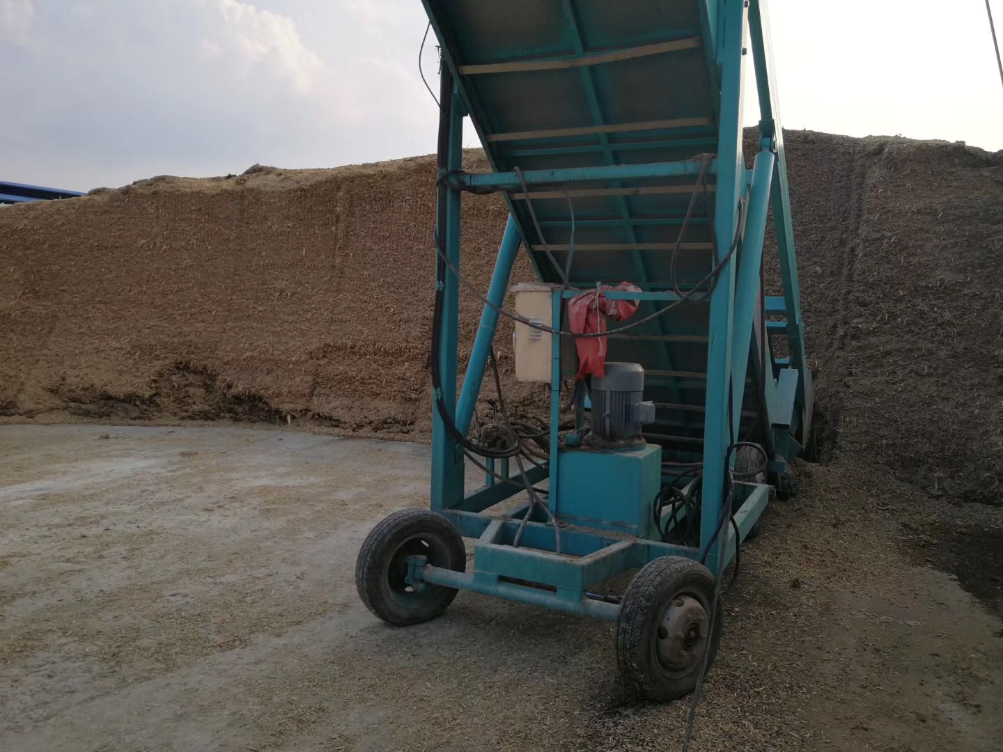 青貯取料機：取草界面平整、工作效率高